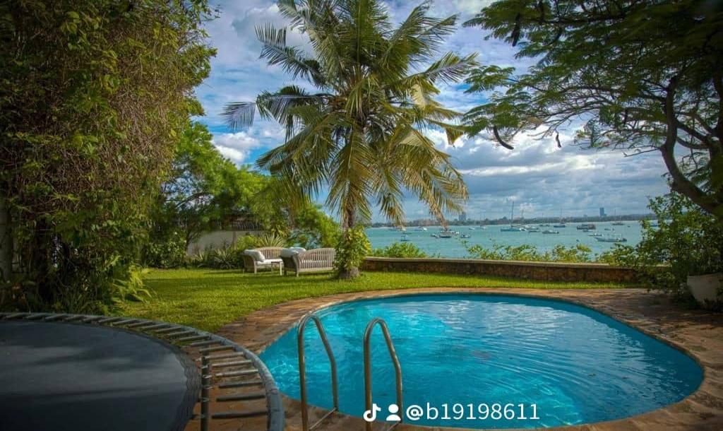 IPH: Elegant House for Sale - Masaki.-8